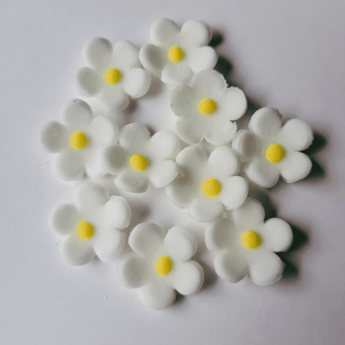 Kwiaty MINI cukrowe białe śr. 1,5 cm opak. 10 szt. - obrazek 3