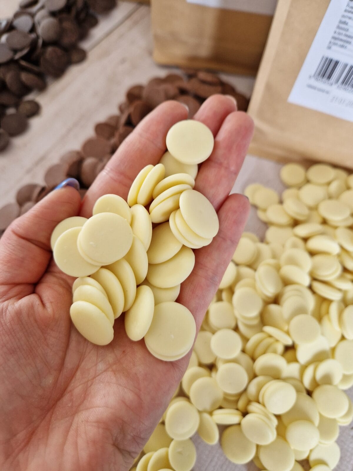 Czekolada biała 30% w dropsach 1kg Tortino - obrazek 3